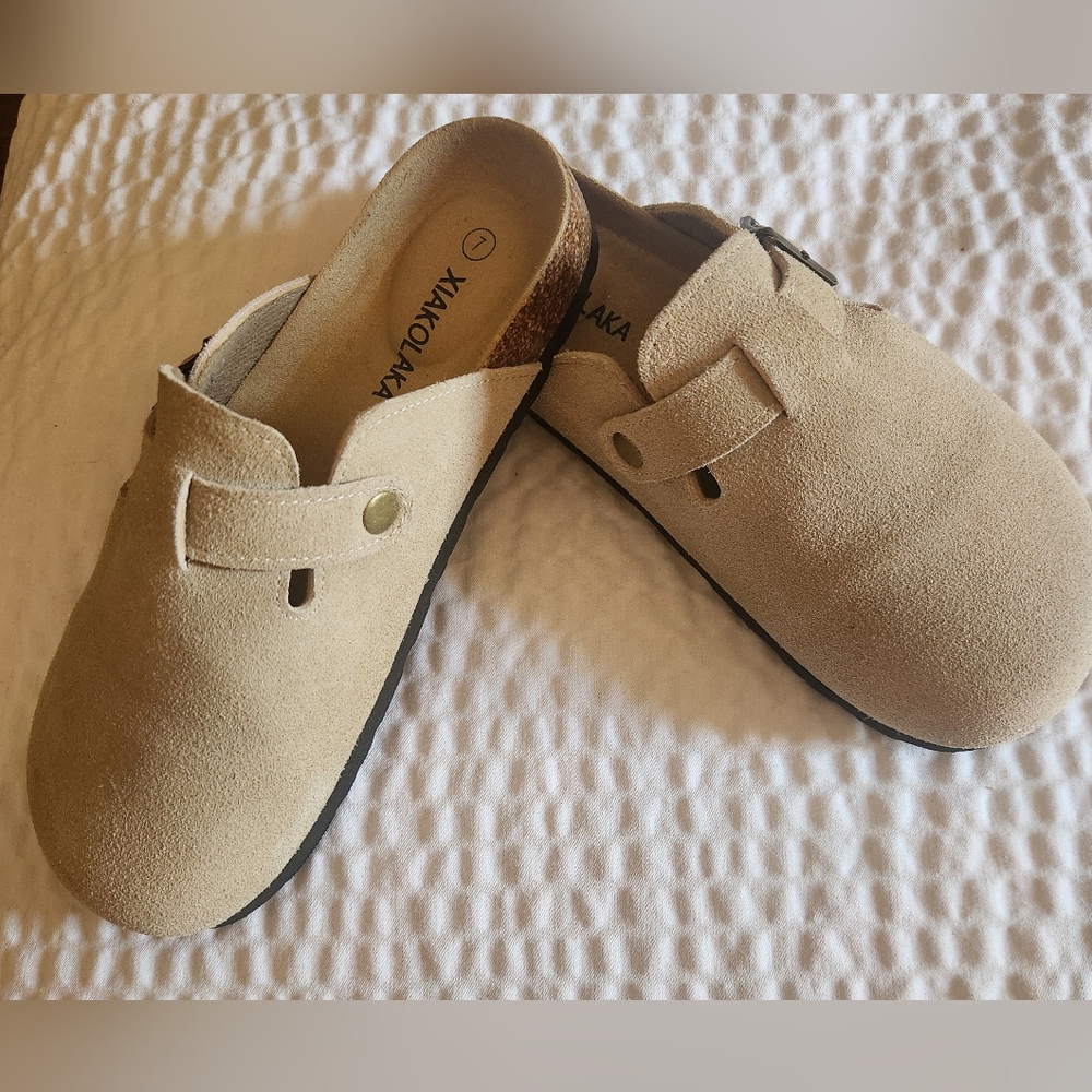 Xiakolaka Womans Suede Clogs